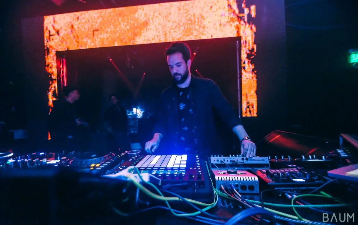 Nowhere Traveler en vivo en Baum, con las manos sobre los pads iluminados